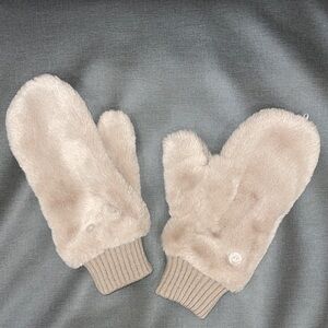 NWOT House of Harlow 1960 Tan Faux Fur Convertible Mittens